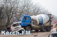 На Керченской трассе иномарка столкнулась с бетономешалкой, погибли двое