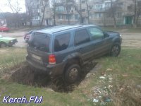 В Керчи водитель припарковал свой автомобиль в яму