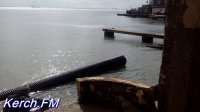 В Керчи мостостроители вытаскивают трубы, которые принес шторм