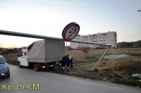 Минифургон  снес недавно установленный шлагбаум на новой керченской дороге