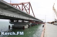 Новости » Общество: На Керченском мосту собирают автодорожные пролёты над акваторией