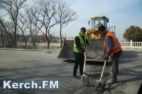 Новости » Общество: В Крыму в апреле «ямочно» отремонтируют 88 тыс «квадратов» дорог