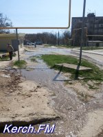 Новости » Коммуналка: Канализация течет между жилыми домами и стекает к керченской школе