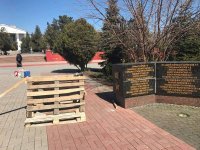 Новости » Общество: В Керчи начали ремонт Вечного огня в сквере Славы