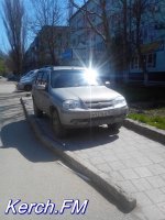 Новости » Общество: Очередной «автохам» в Керчи припарковался на тротуаре