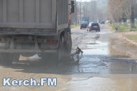 Новости » Общество: В Керчи по улице Мирошника течет канализация