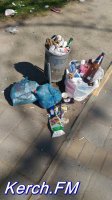 Новости » Общество: В Керчи перестали убирать мусор из урн на улицах и остановках