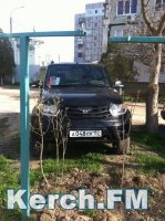 Новости » Общество: В Керчи машина со значком следкома припарковалась на газоне