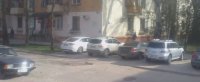 В Керчи по улице Борзенко автомобили массово паркуются на тротуаре