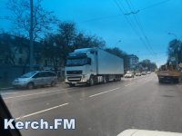В Керчи разметка около остановки «Казакова» заставляет нарушать водителей ПДД (видео)