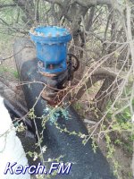 Новости » Коммуналка: Из трубы на Аршинцевском мосту в Керчи продолжает течь питьевая вода