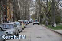 Некоторые керчане просят запретить парковку автомобилей по улице Борзенко