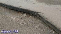 В Керчи несколько месяцев не могут ликвидировать яму по дороге к двум школам и детсаду