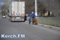 Новости » Криминал и ЧП: В Керчи фура снесла дорожный знак