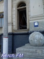 В Керчи в здании ЮГНИРО меняли окна