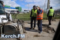 Новости » Общество: В Керчи на Ворошилова подготавливали участок дороги к ямочному ремонту