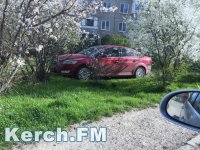 Новости » Общество: В Керчи иномарка паркуется на зеленом газоне под деревьями (фото)