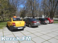 Новости » Общество: В керченском парке  автомобили массово паркуются на тротуаре