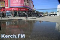 Новости » Коммуналка: В Керчи на автовокзале по дороге течет питьевая вода