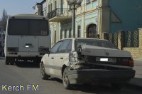 Новости » Криминал и ЧП: На Самойленко в Керчи утром произошло ДТП с участием маршрутки