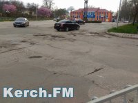 Новости » Общество: В Керчи водители «гробят» свои машины на разбитой дороге по Шлагбаумской