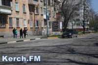 Новости » Общество: В Керчи посреди дороги вырезали яму на всю полосу движения