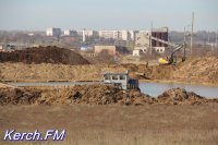 Новости » Общество: Вдоль дороги у Приозерного продолжают работать земснаряды