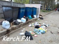 Новости » Общество: Около мусорных баков на Ворошилова коммунальщики устроили свалку, - керчанка