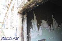 Новости » Общество: В Керчи горел пожарный выход в многоэтажном доме