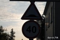 Новости » Общество: Прокуратура Керчи заставила через суд исправить дорожные знаки у школы
