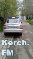 Новости » Общество: В Керчи полиция припарковалась  на тротуаре в жилом дворе