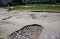 Новости » Общество: Керчане жалуются на ямы на Ворошилова, которое им приходится объезжать через дворы