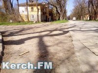 Новости » Общество: В Керчи молодежь фотографирует разбитые дороги и отправляет их в «карту убитых дорог»