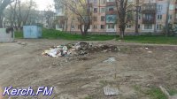 Новости » Общество: Коммунальщики Керчи продолжают устраивать свалки в жилых дворах