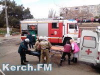 Новости » Общество: В Керчи спасатели показали детям, как они тушат пожар