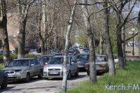Новости » Общество: Некоторые керчане просят хотя бы частично запретить на улице Борзенко парковку
