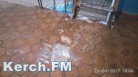 Новости » Общество: В Керчи после вчерашнего дождя в доме на Буденного произошел потоп