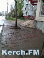 Новости » Общество: В Керчи коммунальщики убрали всю грязь с ливневки на тротуар и магазины