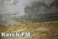 Новости » Общество: В Керчи после ремонта крыши затопило жилой дом