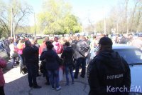 Новости » Общество: В Керчи сотрудники бывшего завода «Войкова» готовы перекрыть трассу. Продолжается митинг