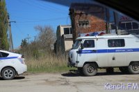 Новости » Криминал и ЧП: В Керчи в автомобиле «Лада» полиция искала наркотики, - очевидец
