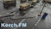 Новости » Общество: Керчане возмущены качеством ремонта крыши в их доме