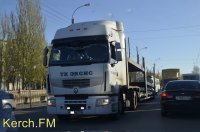 Новости » Криминал и ЧП: В Керчи  на автовокзале фура «притерла» легковушку