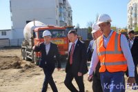 Новости » Общество: В Керчи Бахарев посетил строительство стационарного детсада