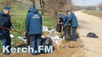 Новости » Общество: В Керчи МЧС и учащиеся собрали более 3 тонн мусора с двух пляжей