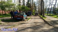 Новости » Криминал и ЧП: В Керчи на улице умерла пожилая женщина, на месте работали сотрудники ГИБДД и полиции
