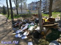 Новости » Общество: Керчане продолжают жаловаться на огромную свалку между домами