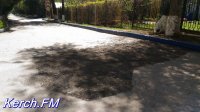 Новости » Общество: В Керчи засыпали огромную яму по дороге в школу и садик