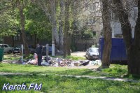 Новости » Коммуналка: Свалку мусора между жилыми домами убирают с помощью трактора и контейнера