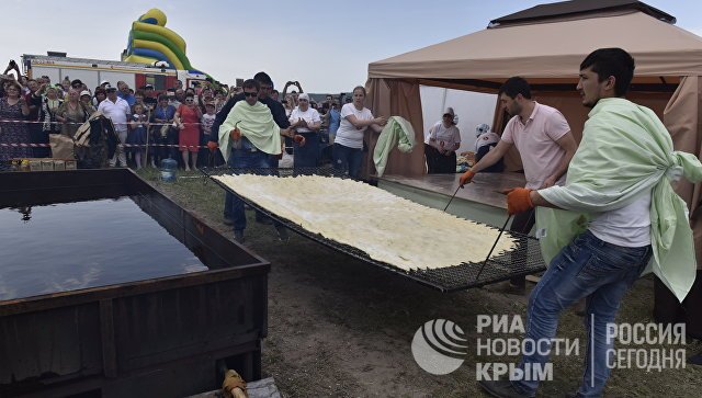 Крымчан угостили самым большим в мире чебуреком